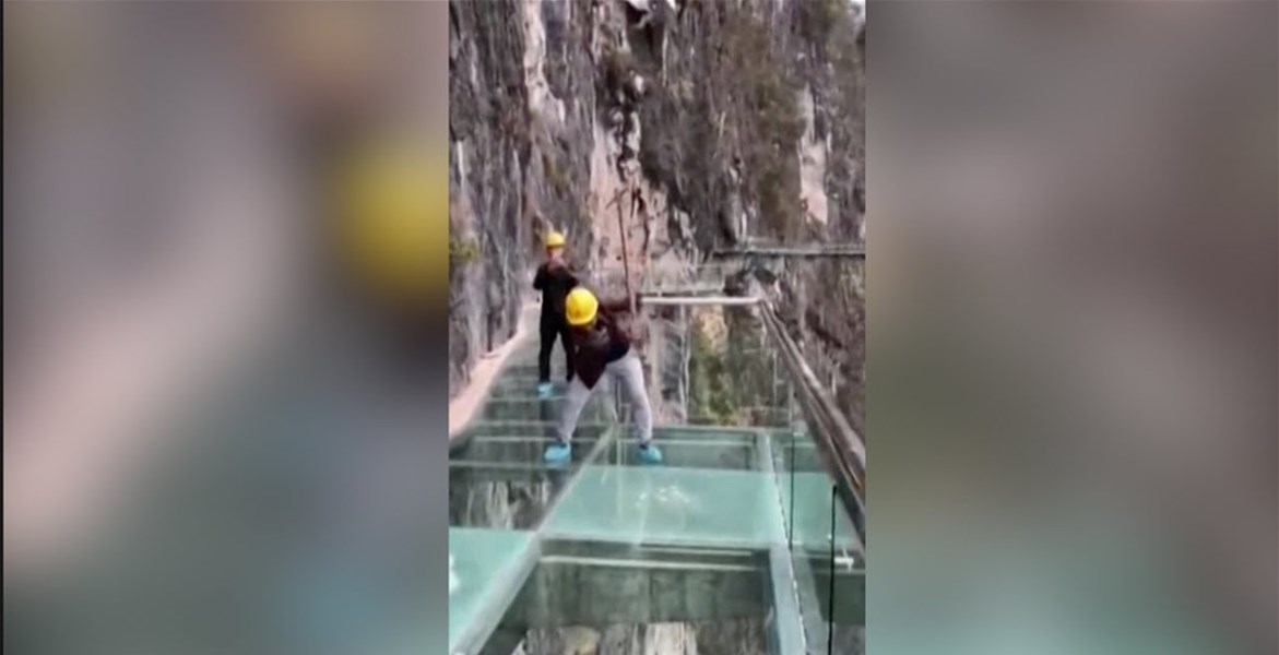 Workers hit dizzyingly high glass walkway with sledgehammers ...